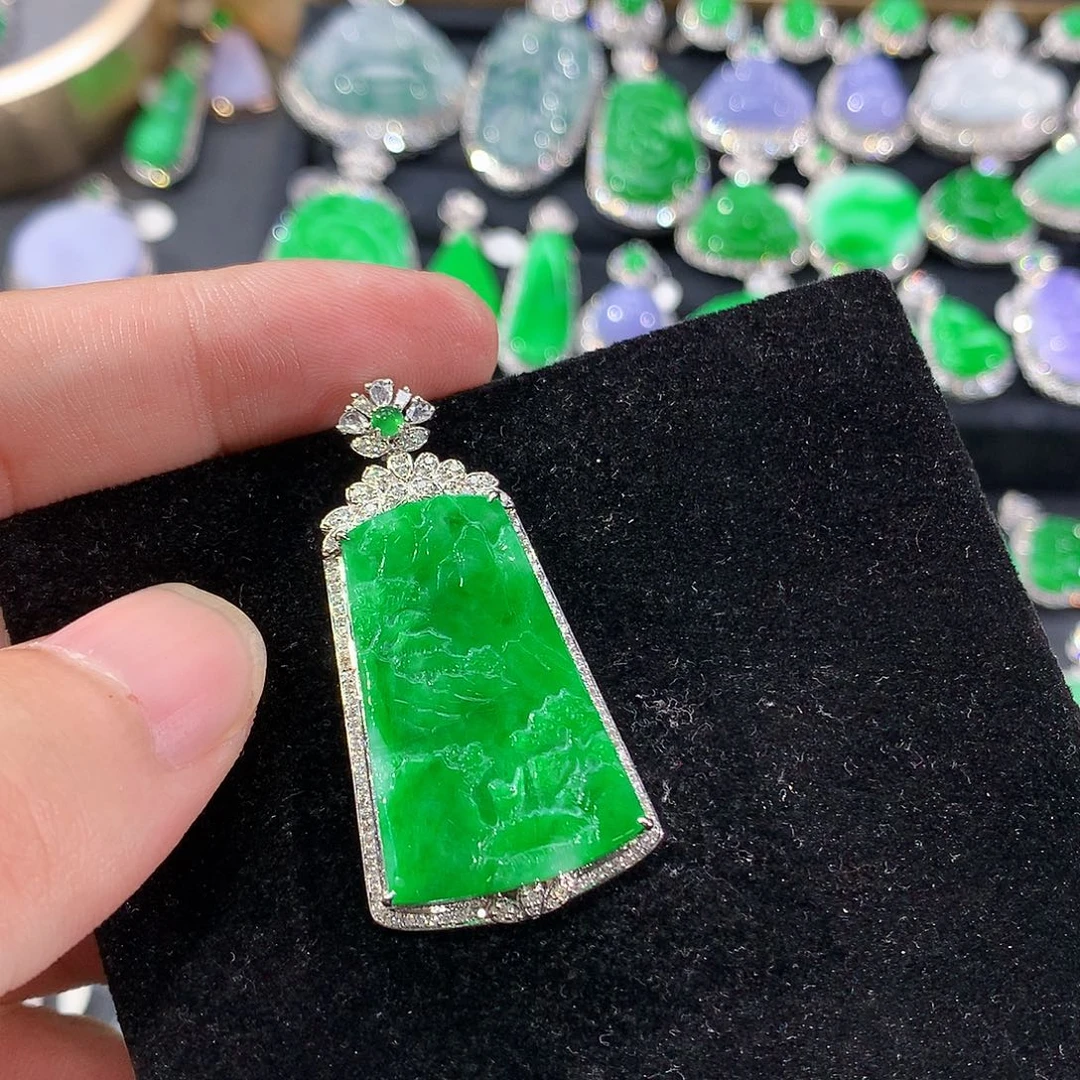 翡翠18K金镶嵌颈饰