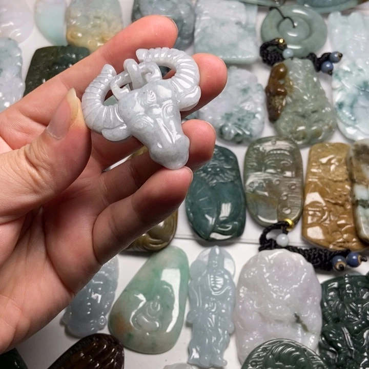 翡翠未镶嵌颈饰牛头58