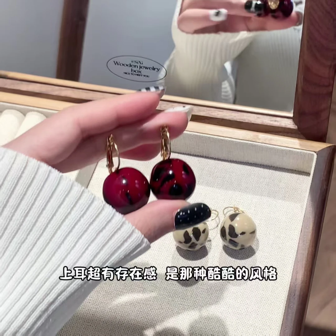 合金亚克力耳饰 豹纹耳环酒红色晕染圆球复古港风耳扣高级感耳饰