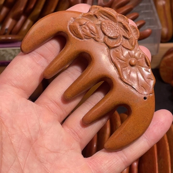 红砭石精品款雕花梳子