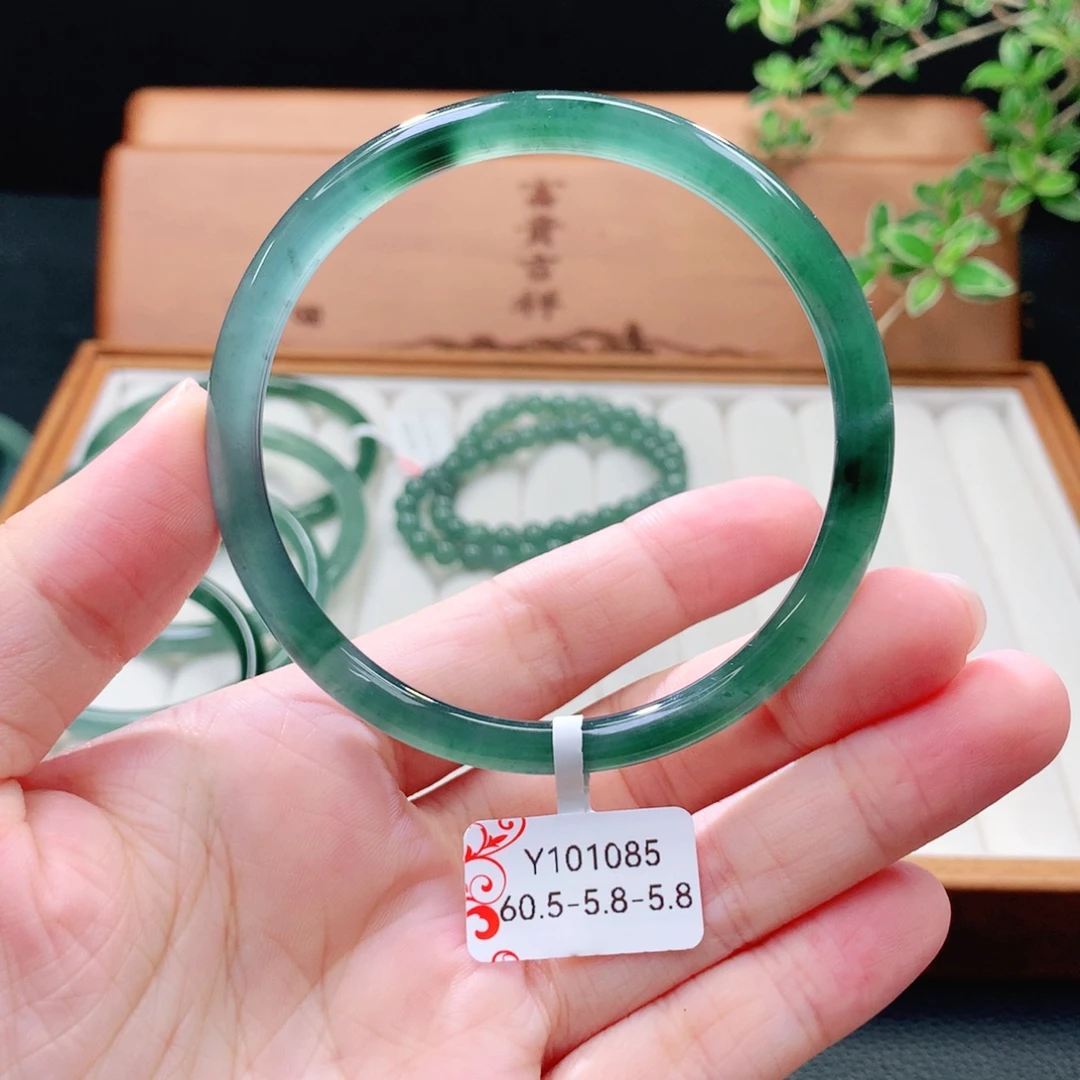 未镶嵌手镯（圆镯）翡翠