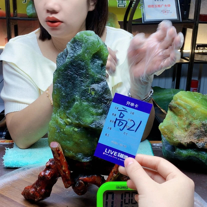 【闪购商品】未镶嵌蛇纹石玉原石人*
