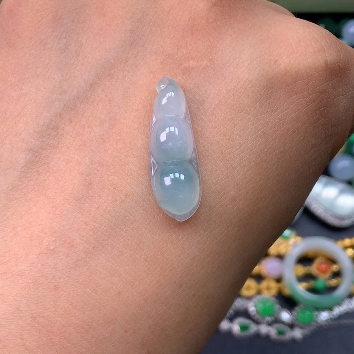 翡翠未镶嵌颈饰福豆