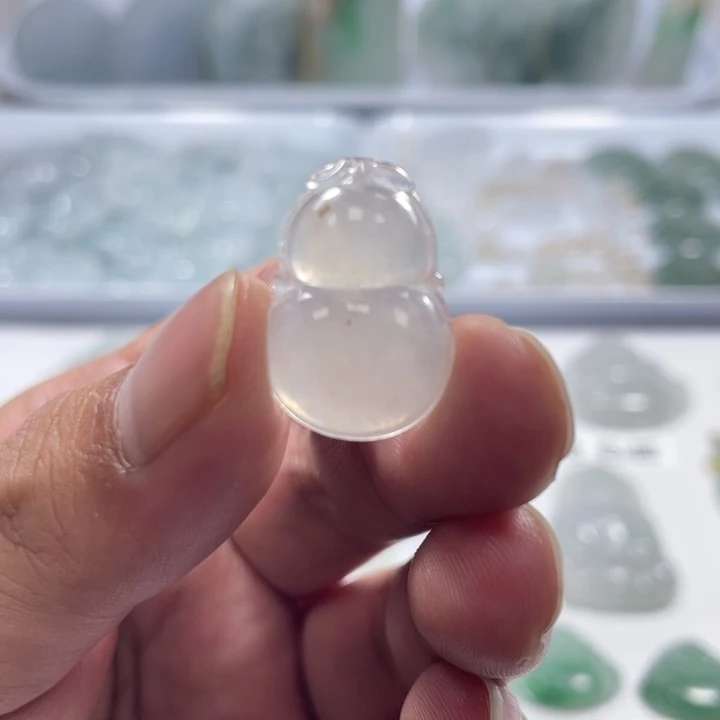 翡翠未镶嵌颈饰葫芦