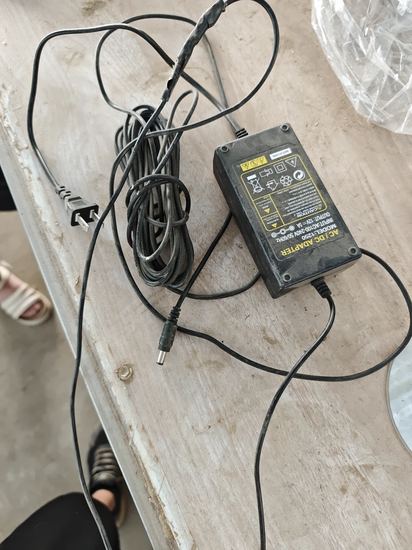 8新  12V变压器，一个5a的接过线的音箱变压器。