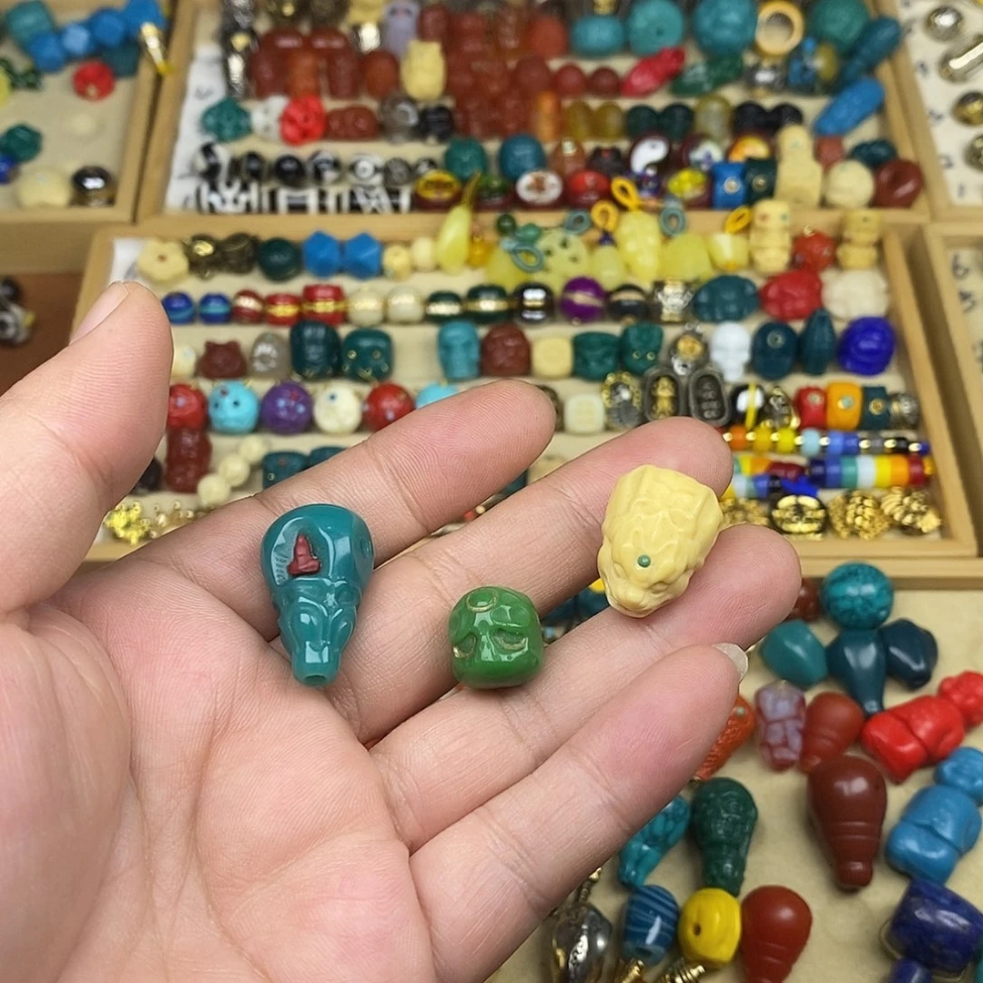 B***d颈饰琉璃配饰如图3个配件