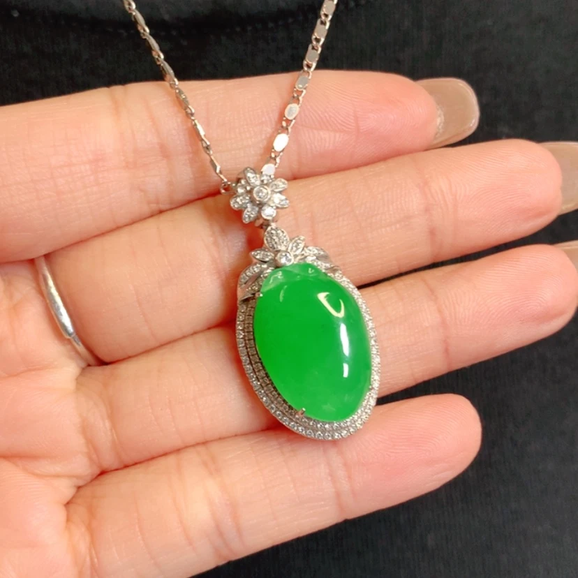 【闪购商品】颈饰18K金镶嵌翡翠寿桃