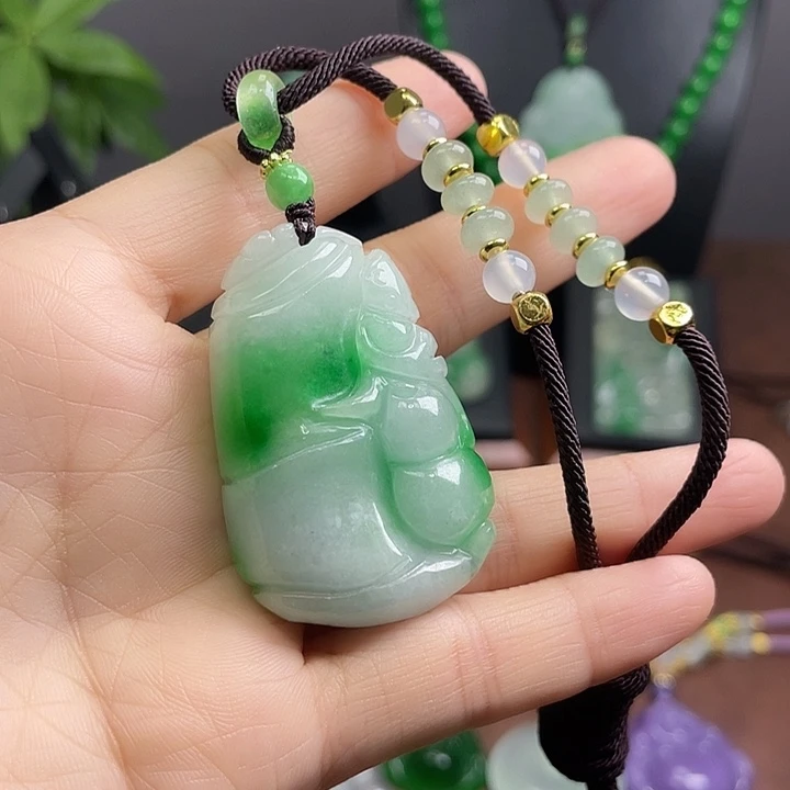 翡翠未镶嵌吊坠(赠链)