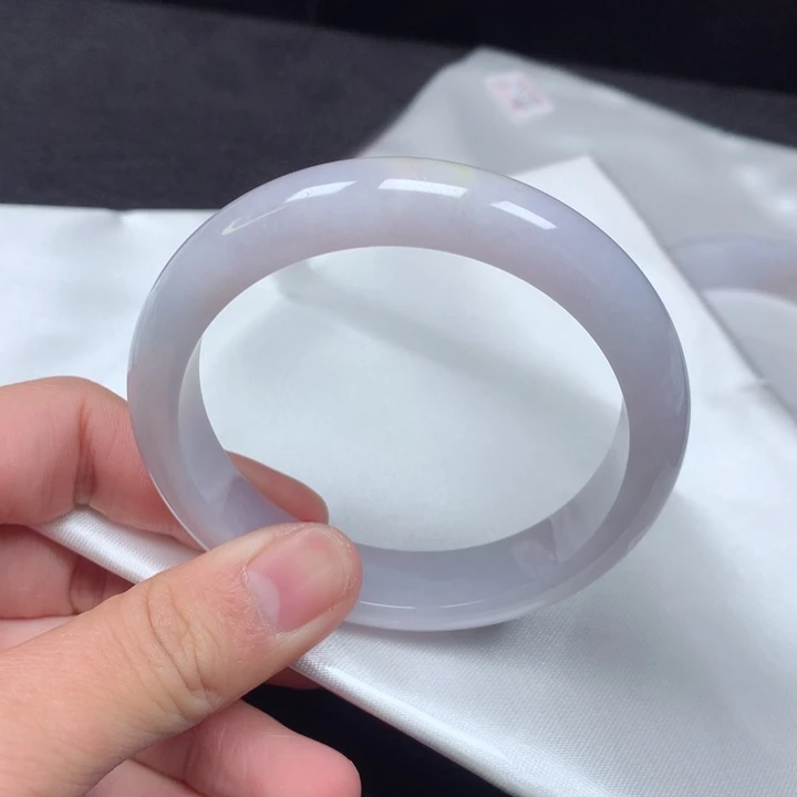 翡翠手镯未镶嵌。