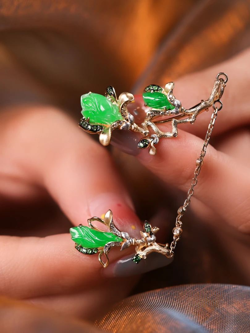 18K金南非钻天然翡翠设计款花蕾挂件