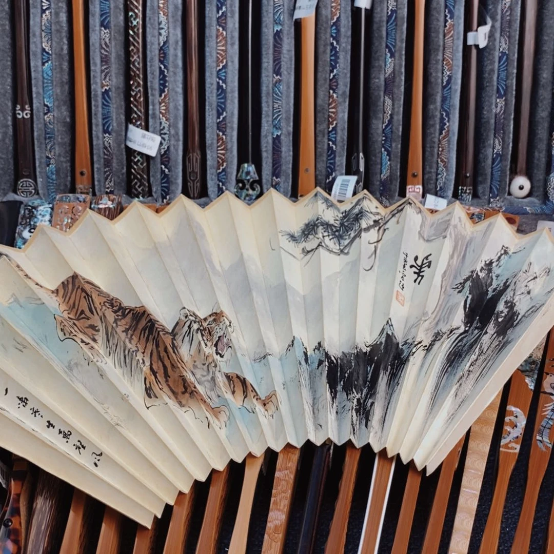 扇子再****?盛风苏扇扇面