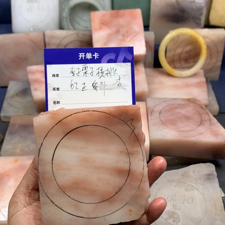 石英质玉手镯未镶嵌李****?定制手镯