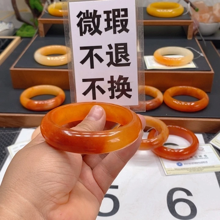 未镶嵌石英质玉（黄龙玉）手镯枫**露