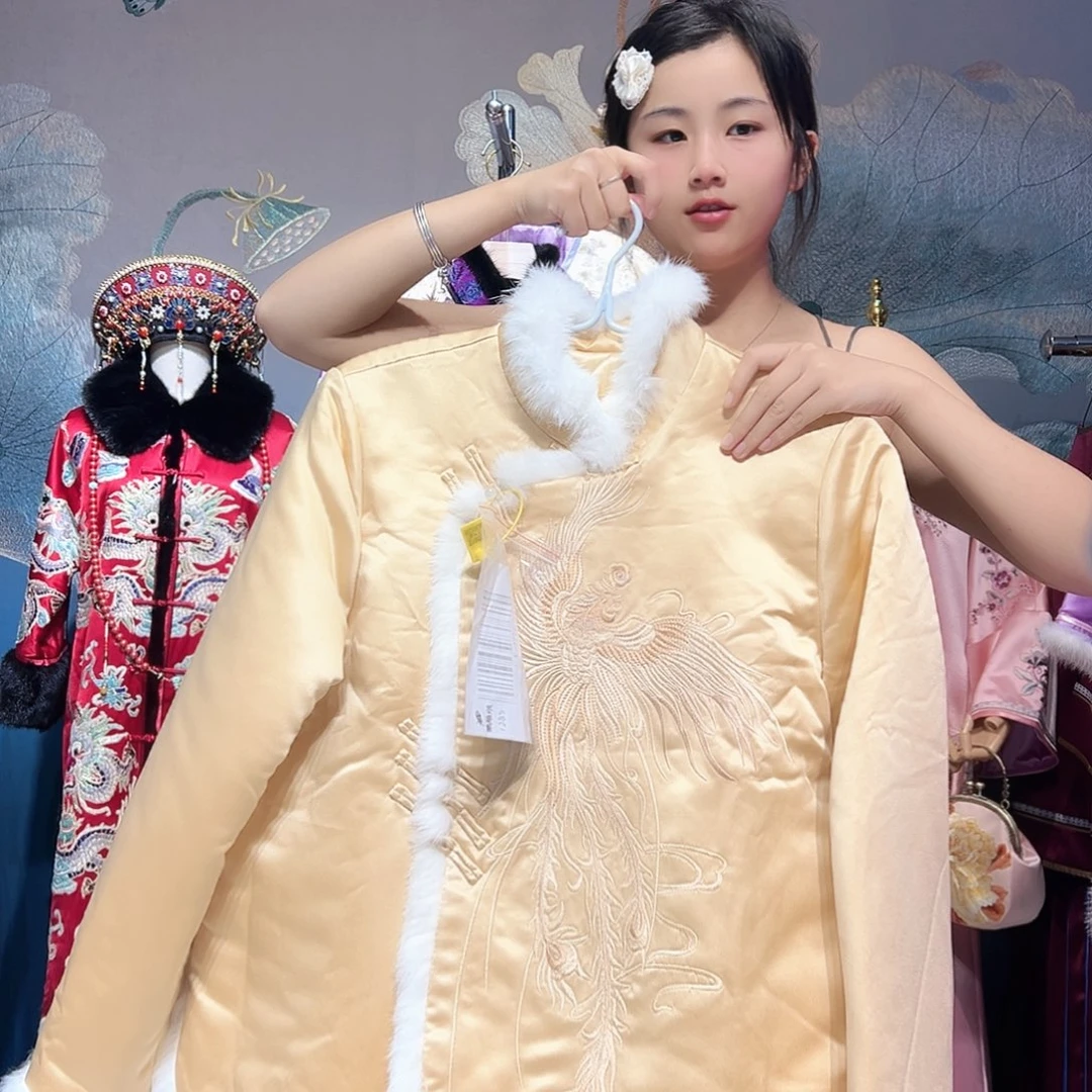 高级醋酸缎库鹅黄刺绣棉服