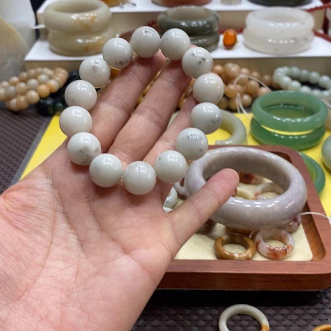 蓝***色石英岩玉未镶嵌手镯