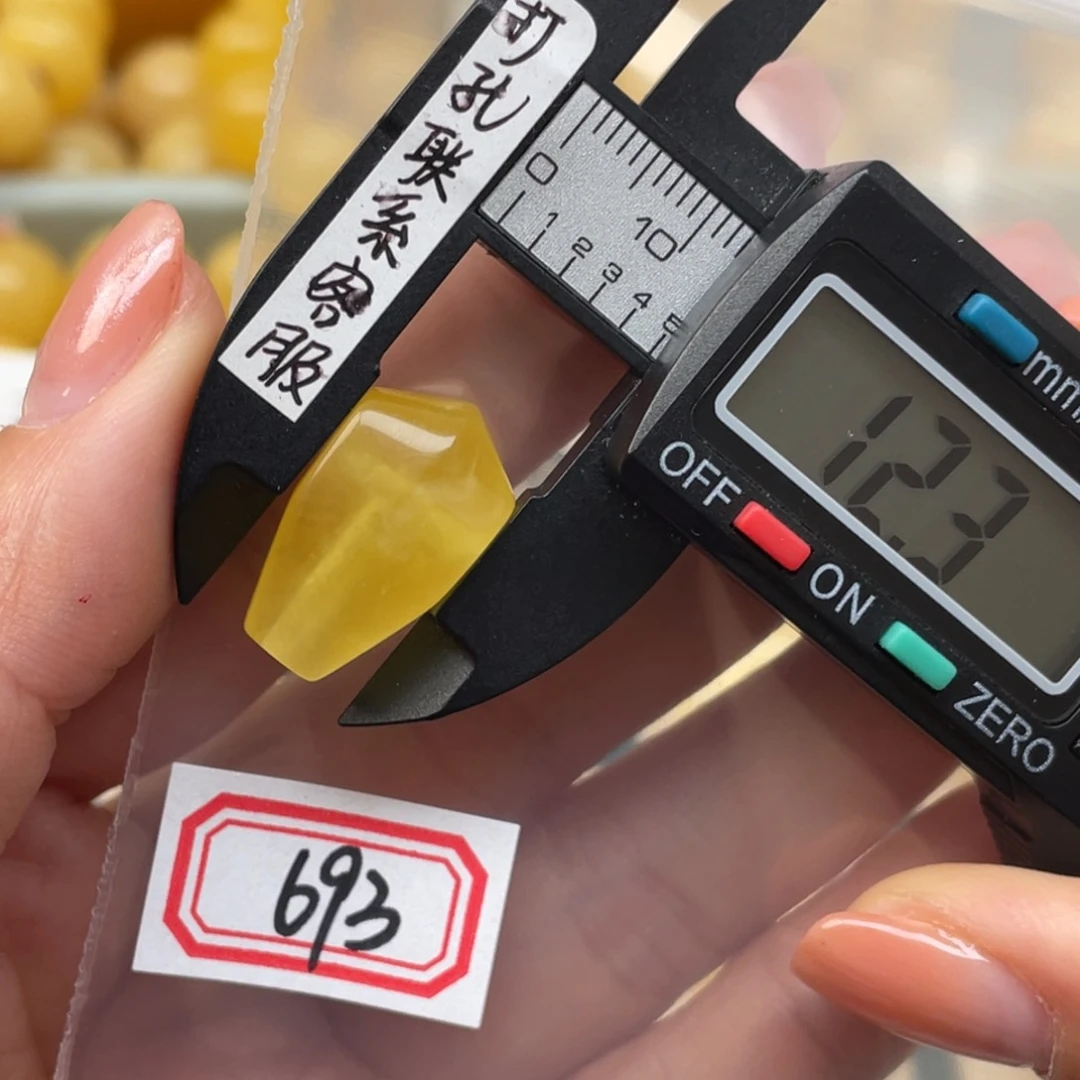 蜜蜡裸石未镶嵌?**?微瑕