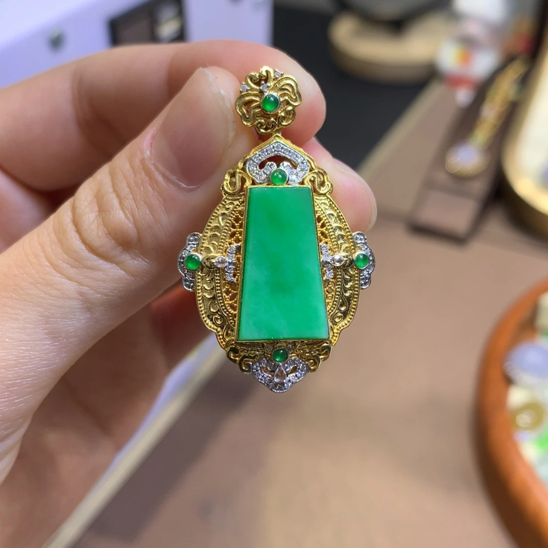 翡翠18K金镶嵌颈饰翡翠