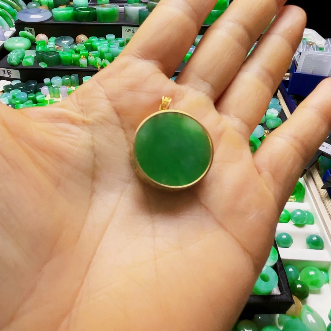 鲍***飘吊坠(不含链)18K金镶嵌翡翠