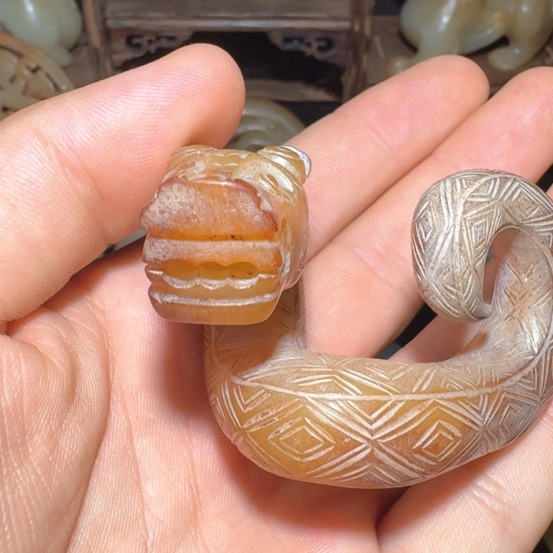 和田玉（糖玉）未镶嵌颈饰浪**狼