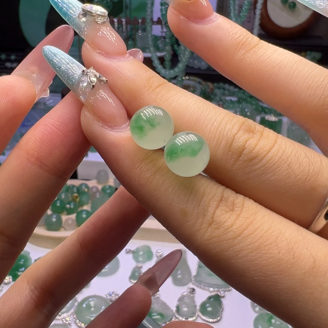 颈饰未镶嵌石英质玉（非洲翠）