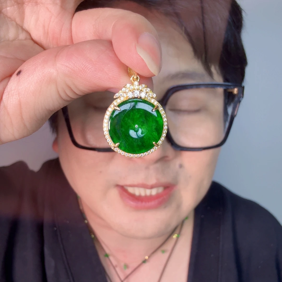 翡翠未镶嵌颈饰一件