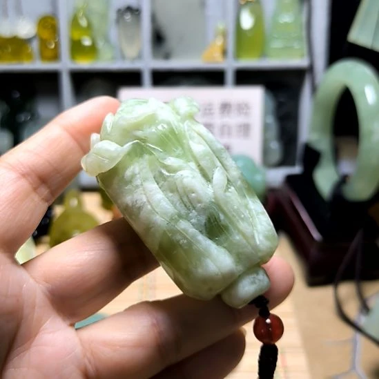 蛇纹石玉未镶嵌颈饰