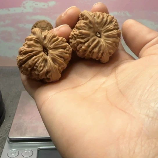 文玩核桃吊坠W**e核桃