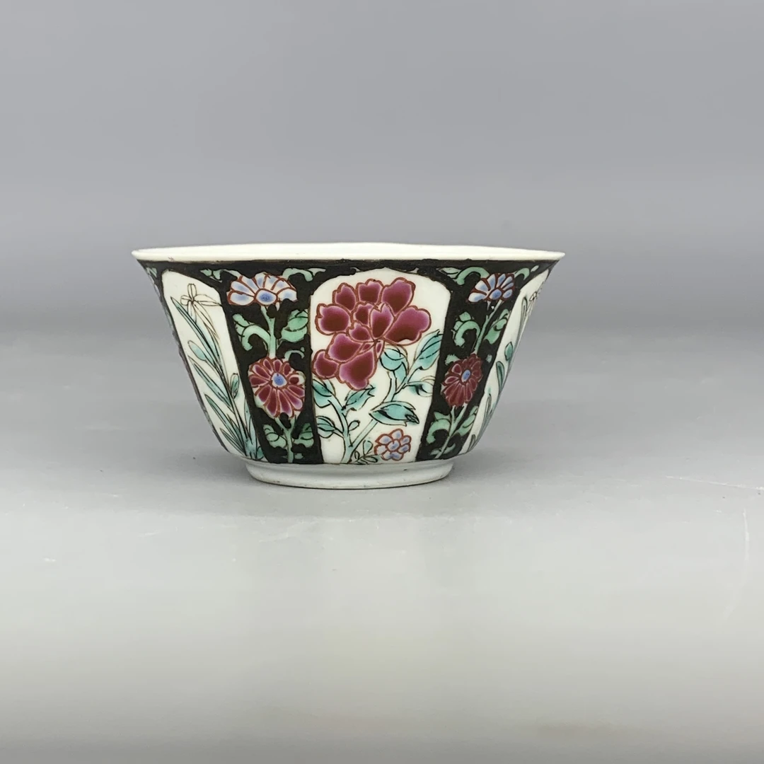 62601012*清雍正墨地粉彩开光花卉纹杯/瓷器六/江苏省文物总店/J