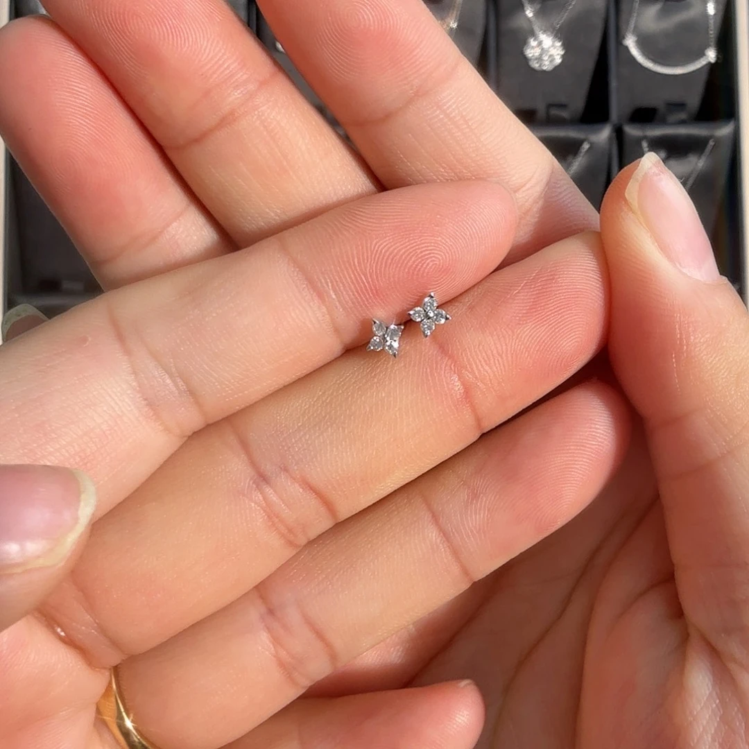 18K金镶嵌耳饰钻石四钻耳钉