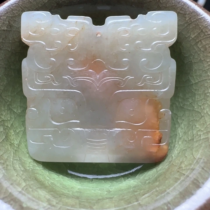 瓷自顾自在一楼门口用小