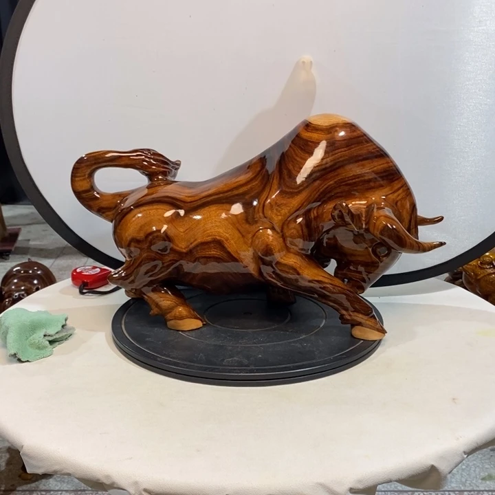 捞***叔香樟木实木香樟木斗牛摆件