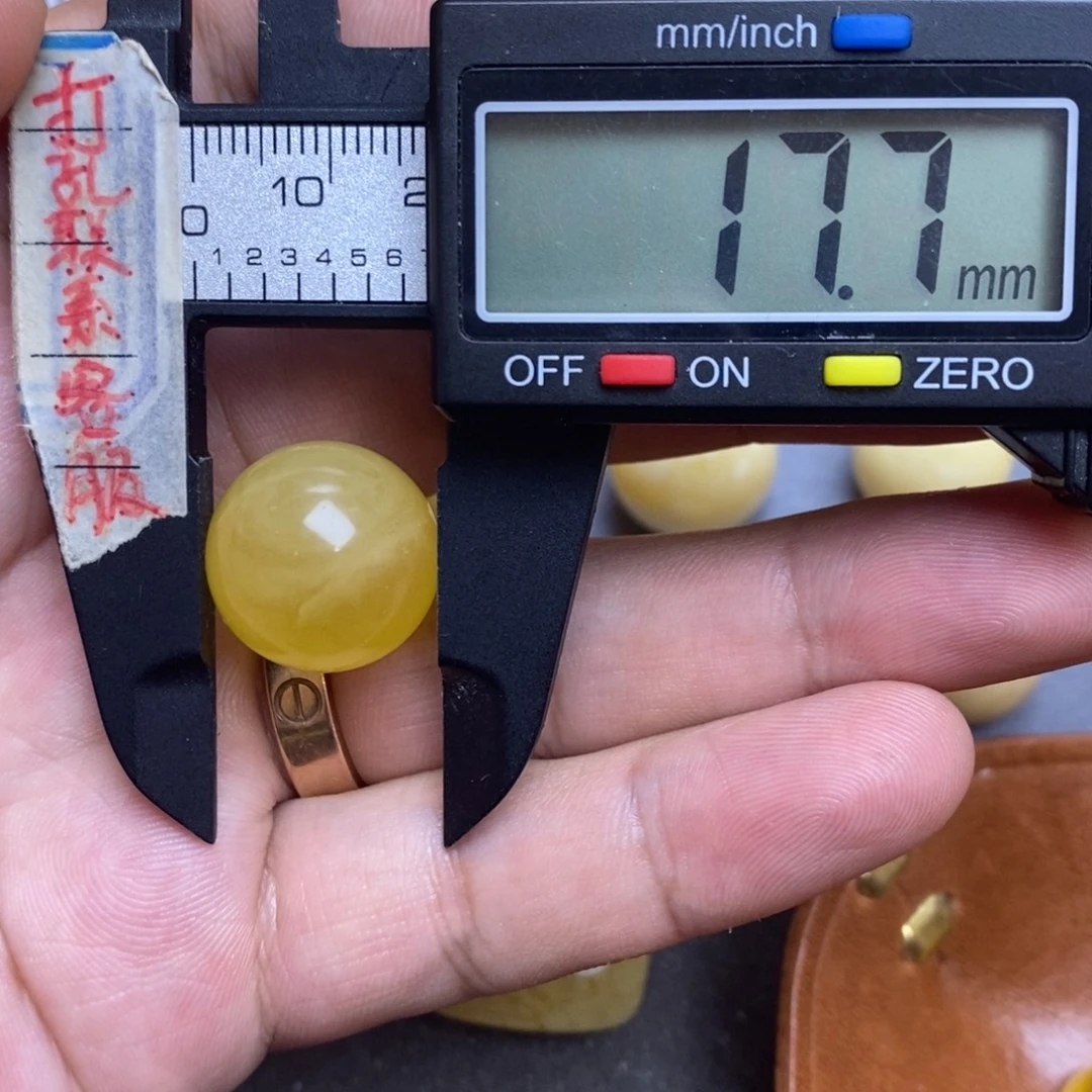 裸石蜜蜡未镶嵌17.7微瑕圆珠默认直发