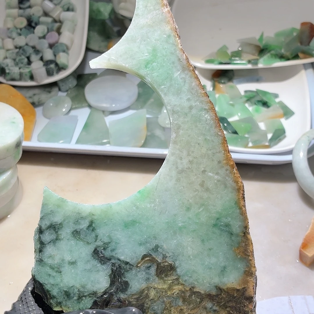 南***学颈饰未镶嵌翡翠边角料