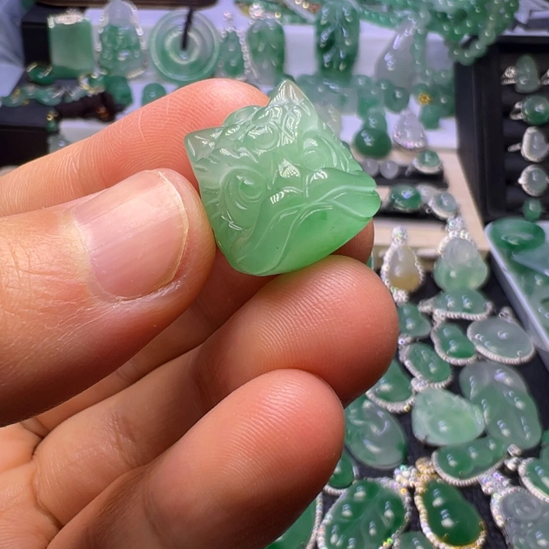 石英质玉（非洲翠）未镶嵌颈饰