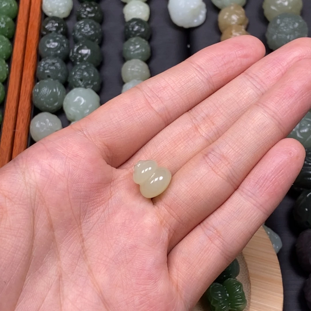 翎***羽和田玉未镶嵌颈饰