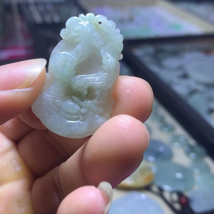 翡翠未镶嵌颈饰蛇牌