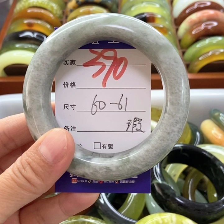 田***甜蛇纹石玉未镶嵌手镯
