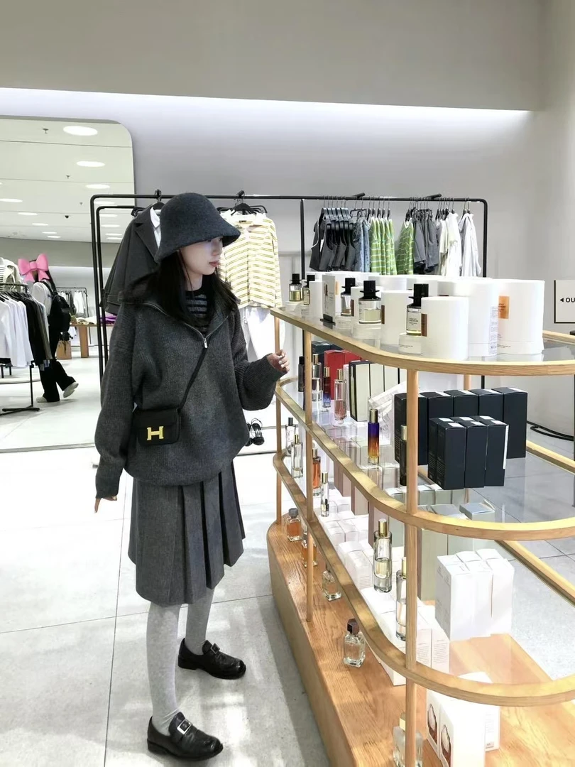 2025秋季新款韩系灰色大翻领毛衣女慵懒风宽松百褶半身裙两件套装