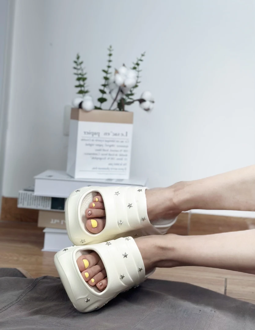 厚底满天星防滑踩屎感沙滩度假凉拖鞋女外穿2025年防滑洞洞鞋女款