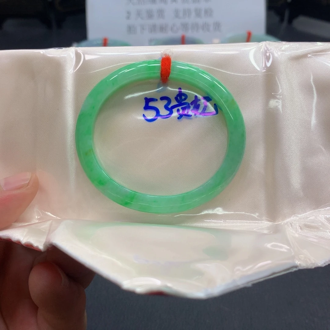 翡翠手镯未镶嵌恩翡翠手镯