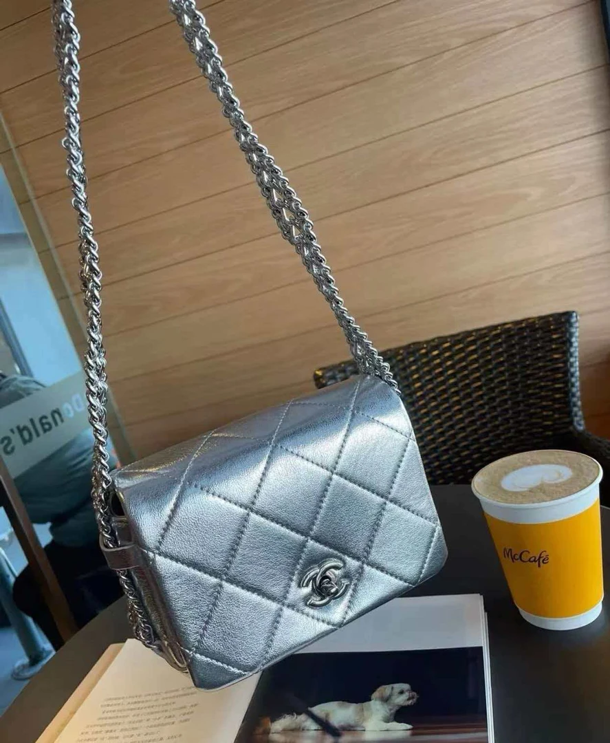 99新 Chanel/香奈儿 22P 银色羊皮滚边瀑布链条口盖包 17919531