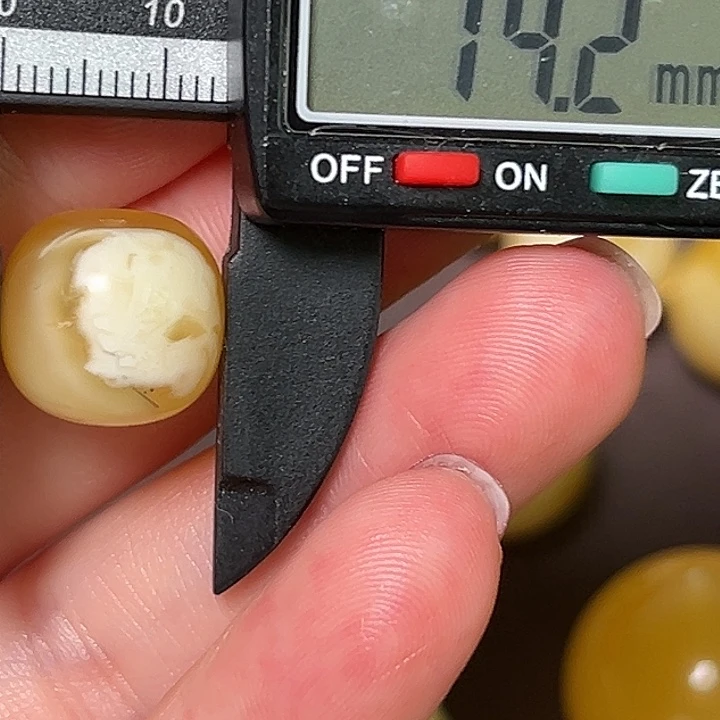 蜜蜡未镶嵌裸石微瑕190