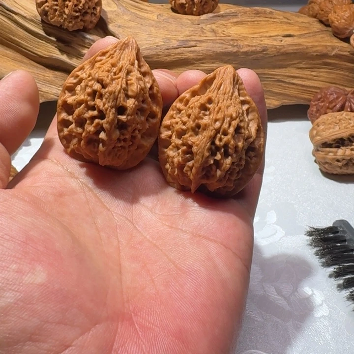 文玩核桃吊坠十三陵鸡心