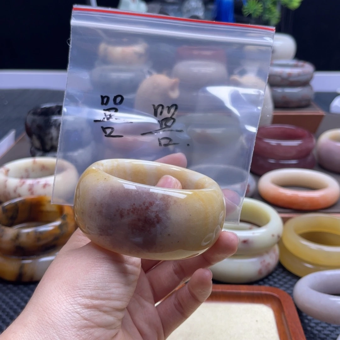 *****未镶嵌手镯石英质玉（佘太翠）