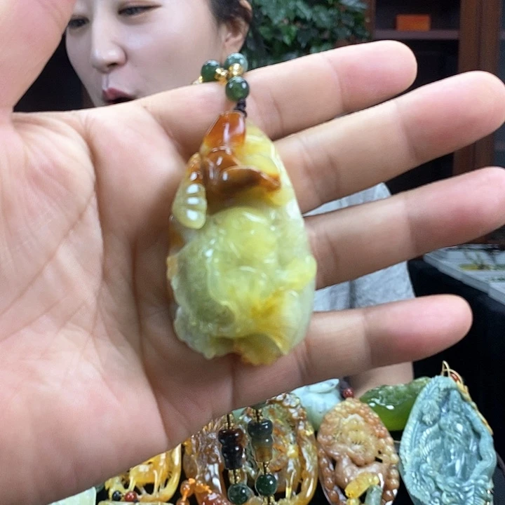 蛇纹石玉未镶嵌颈饰