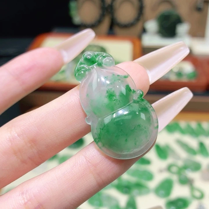 石英质玉（非洲翠）未镶嵌颈饰