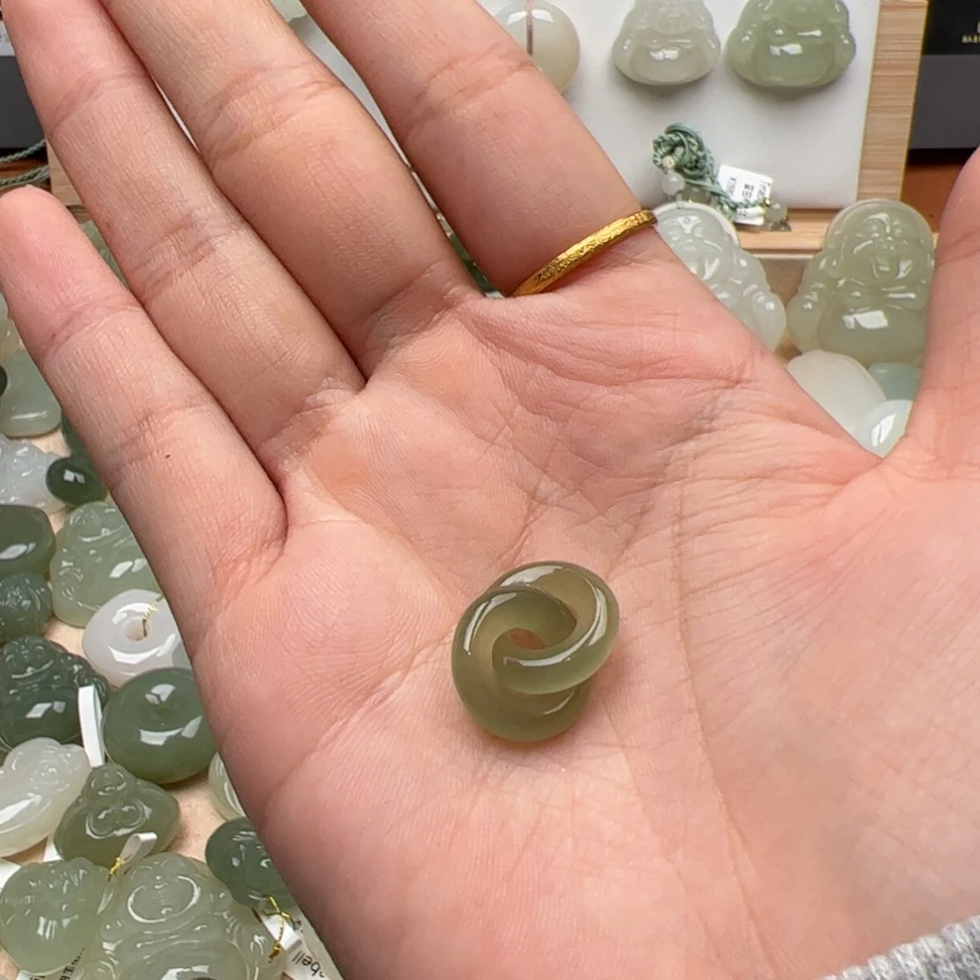 会***隼和田玉未镶嵌颈饰