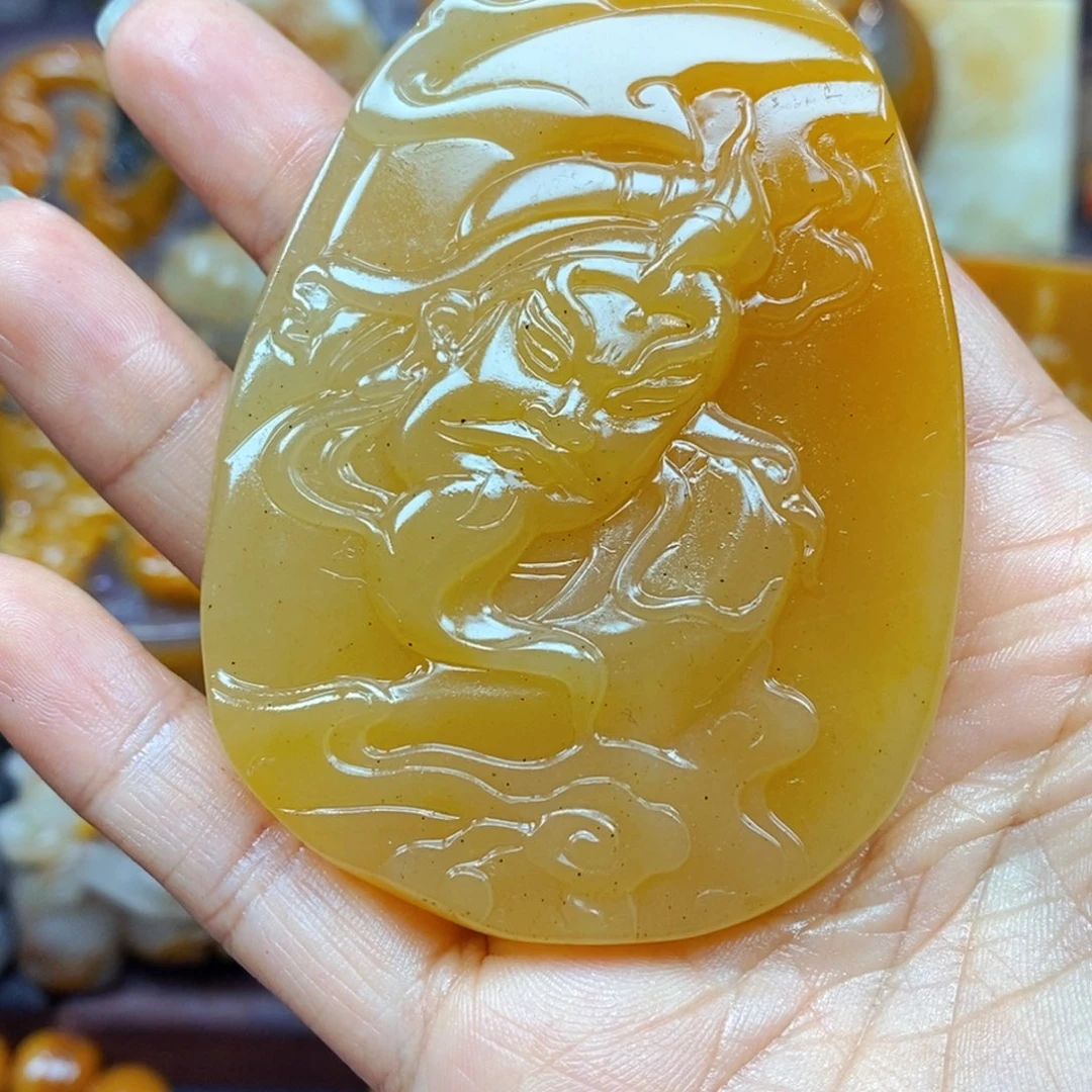 未镶嵌石英质玉（黄龙玉）颈饰
