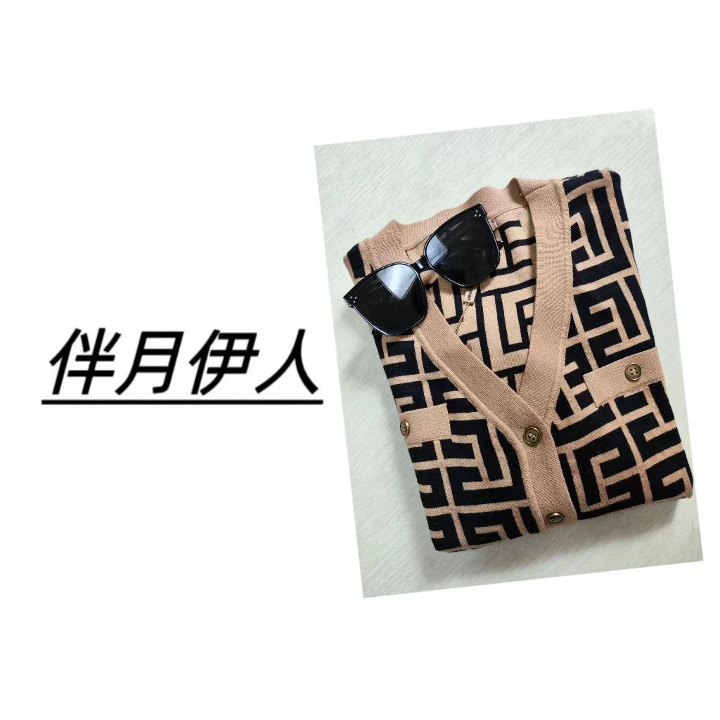 伴月伊人福利款V领提花打底衫9191