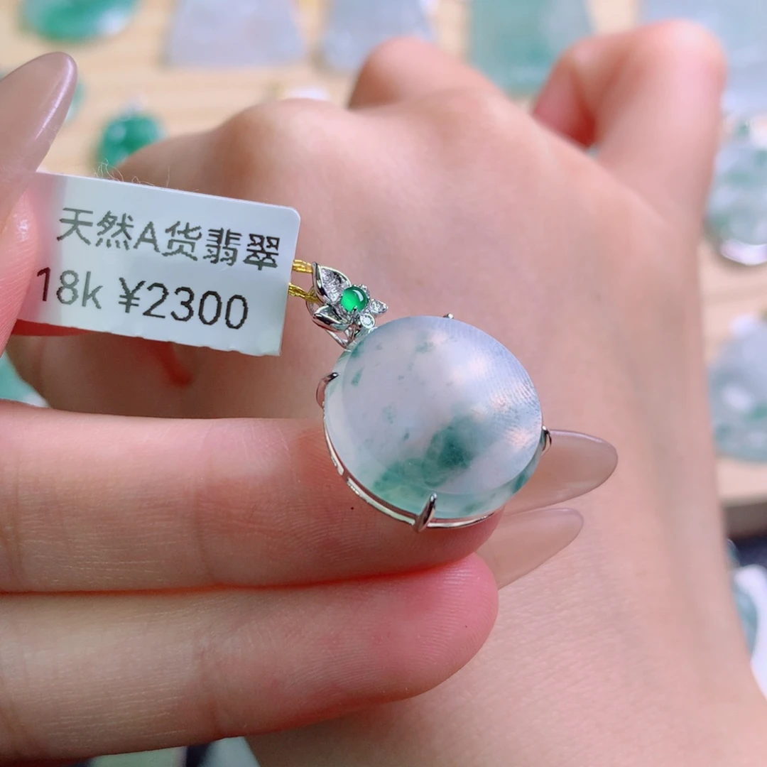 翡翠18K金镶嵌颈饰吊坠